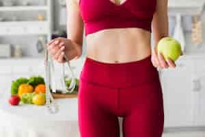 Foto gratuita concepto de dieta con mujer deportiva en la cocina