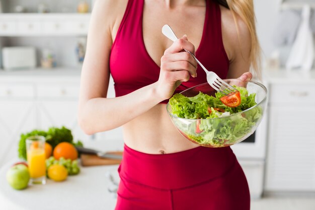 Concepto de dieta con mujer deportiva en la cocina