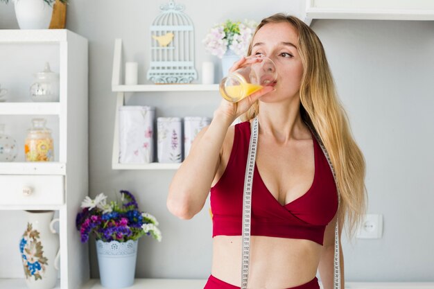 Concepto de dieta con mujer deportiva en la cocina