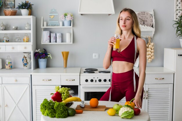 Concepto de dieta con mujer deportiva en cocina