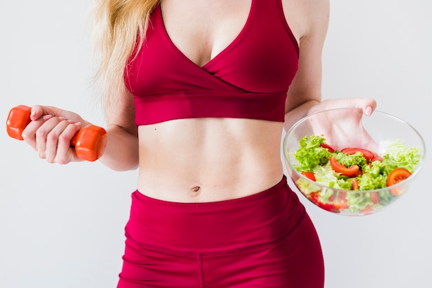 Concepto de dieta con mujer deportiva y comida sana