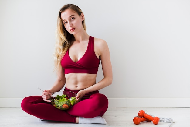 Foto gratuita concepto de dieta con mujer deportiva y comida sana