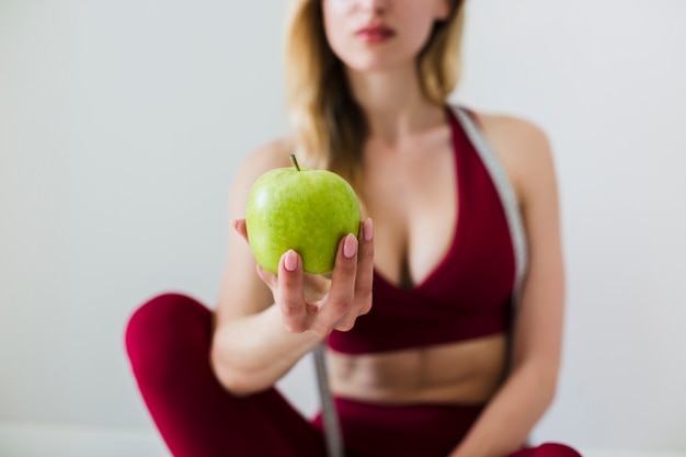 Foto gratuita concepto de dieta con mujer deportiva y comida sana