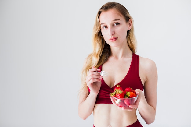 Foto gratuita concepto de dieta con mujer deportiva y comida sana