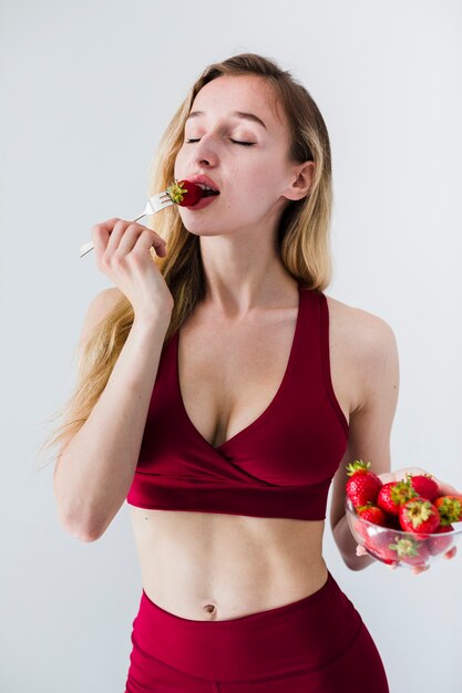 Foto gratuita concepto de dieta con mujer deportiva y comida sana