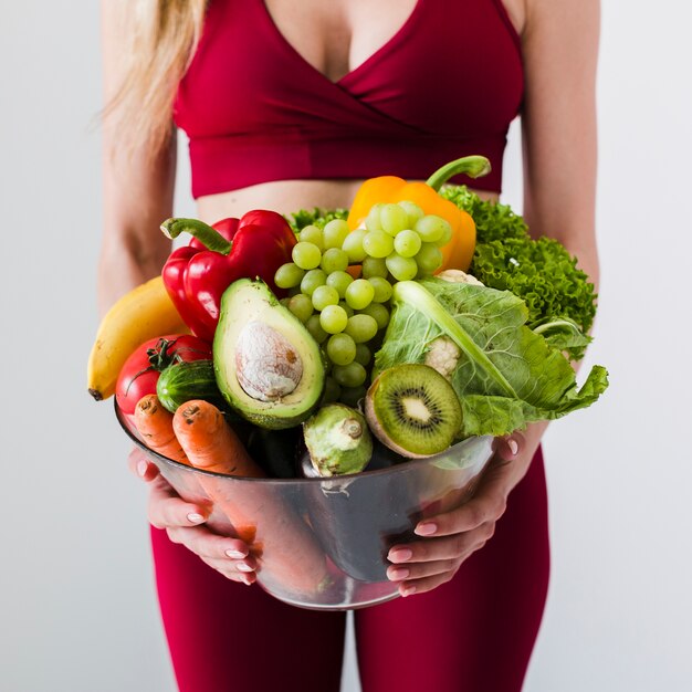 Concepto de dieta con mujer deportiva y comida sana