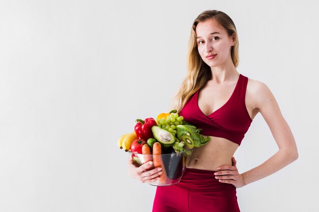 Concepto de dieta con mujer deportiva y comida sana