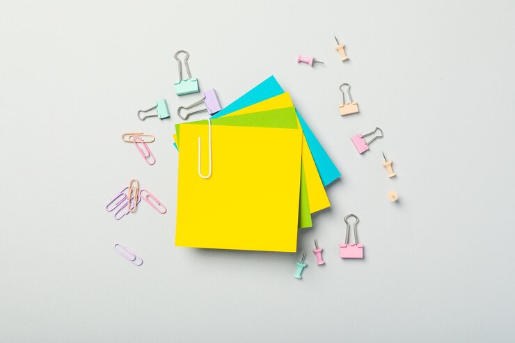 Foto gratuito concepto de diferentes accesorios de oficina papel con clip