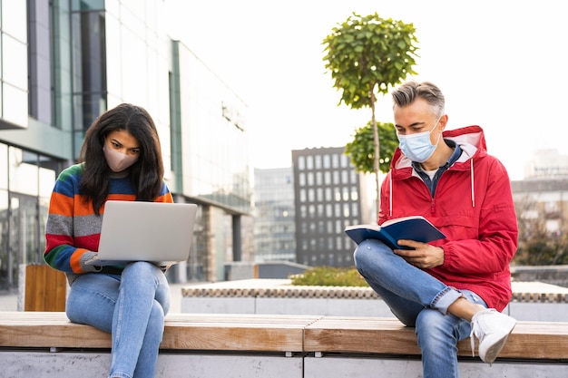 Concepto de distancia social al aire libre