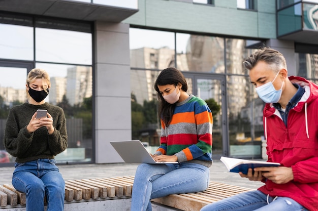 Foto gratuita concepto de distancia social al aire libre