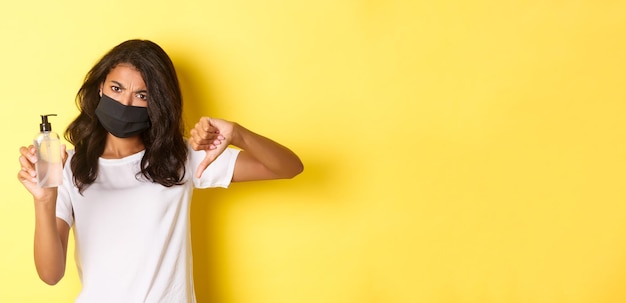 Foto gratuita concepto de distanciamento social de covid y estilo de vida imagen de mujer afroamericana decepcionada en la cara