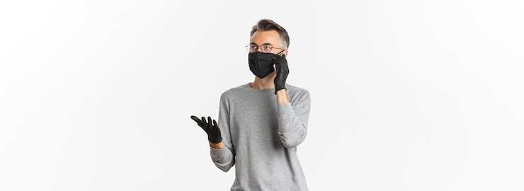 Foto gratuito el concepto de distanciamiento social de covid y el estilo de vida de la imagen de un hermoso hombre de mediana edad con una máscara médica