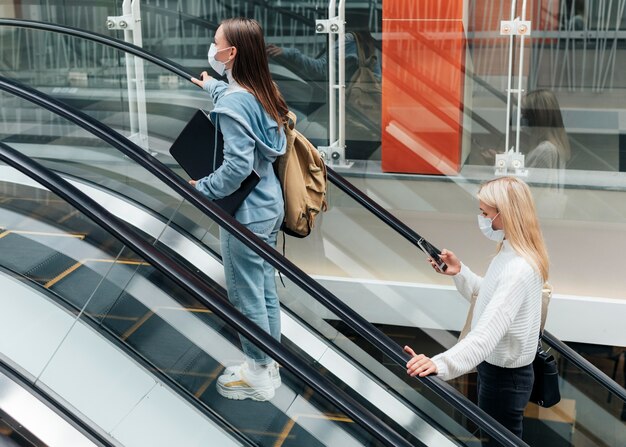 Concepto de distanciamiento social en espacios públicos