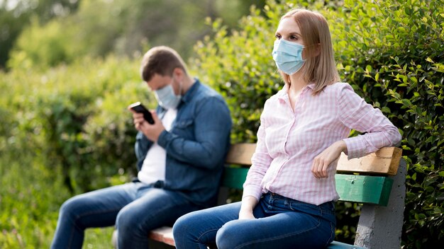 Concepto de distanciamiento social en el parque