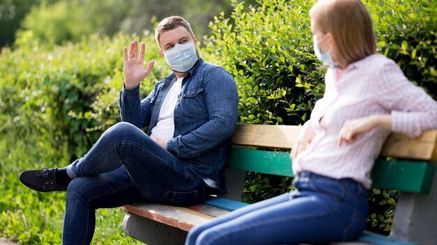 Concepto de distanciamiento social en el parque