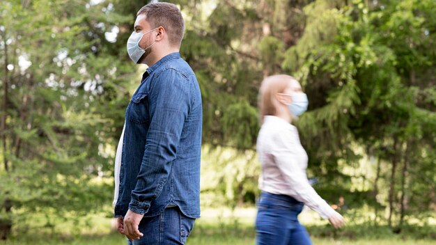 Concepto de distanciamiento social en el parque