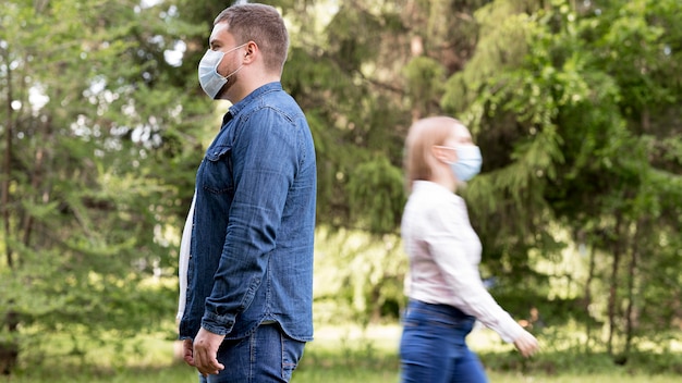 Concepto de distanciamiento social en el parque