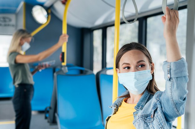 Concepto de distanciamiento social en el transporte público