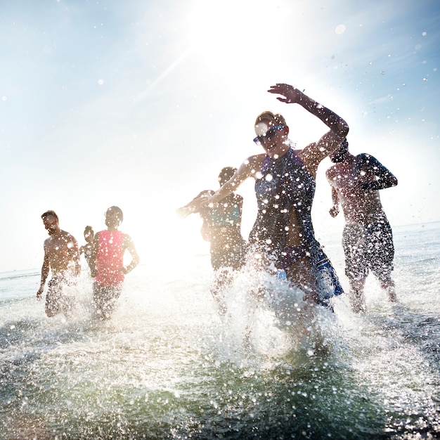 Concepto diverso de la playa de la diversión de la gente joven