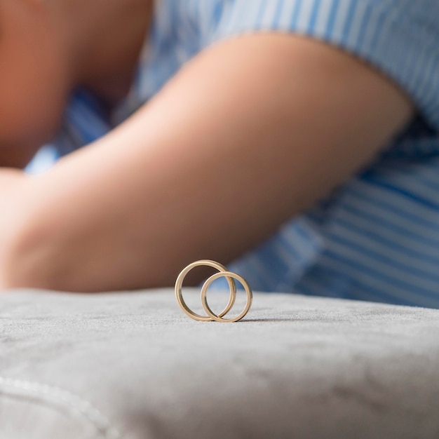 Concepto de divorcio con anillos de boda dorados