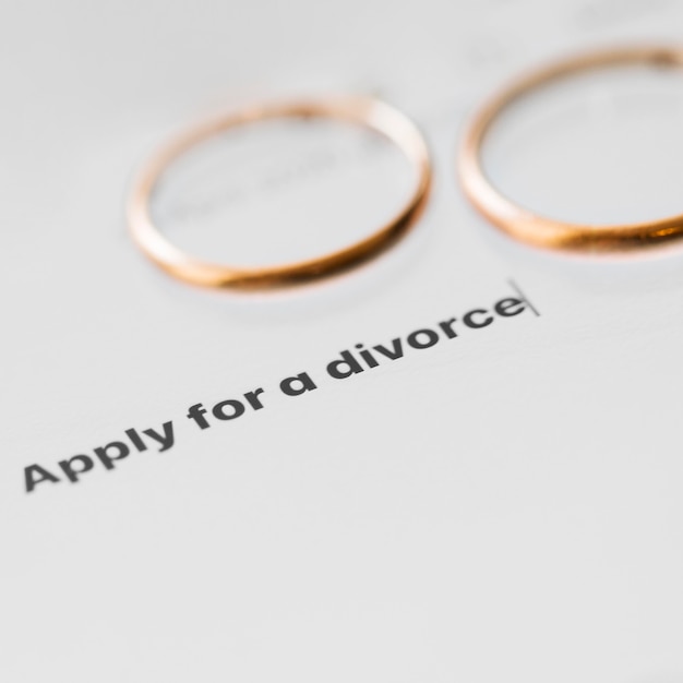 Concepto de divorcio con anillos de boda