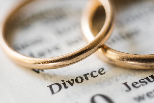 Foto gratuita concepto de divorcio de anillos de oro