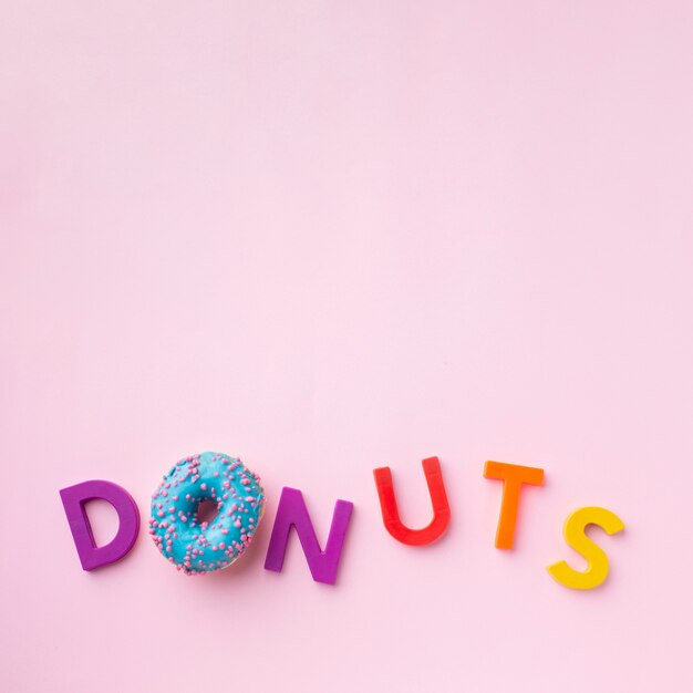 Concepto de donas encantadoras con letras