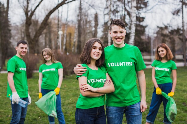 Concepto eco con grupo de voluntatios