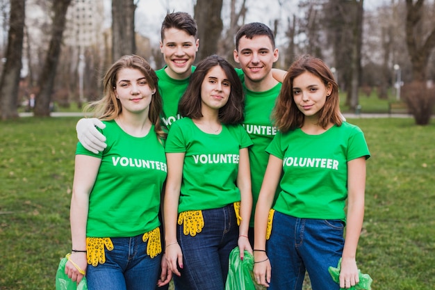 Concepto eco con grupo de voluntatios