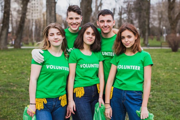 Concepto eco con grupo de voluntatios