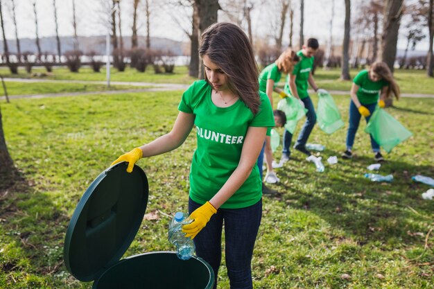 Concepto eco con grupo de voluntatios