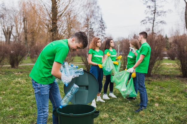 Concepto eco con grupo de voluntatios