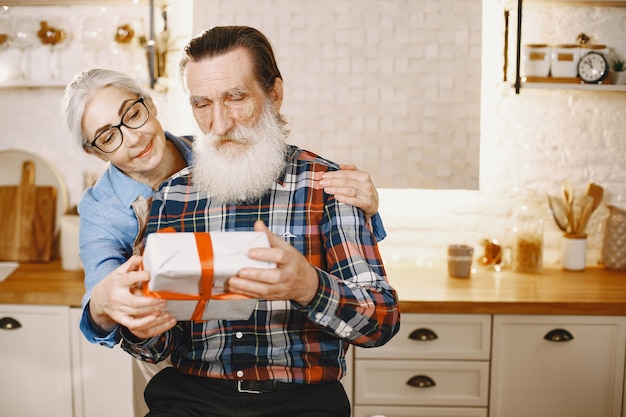 Foto gratuita concepto de edad y personas