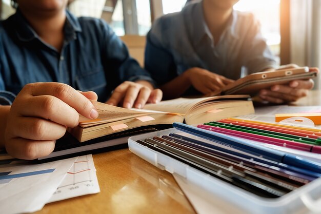 Concepto de educación. Estudiante, estudiar, brainstorming, campus, concepto Cerca de los estudiantes que discuten su tema en libros o libros de texto. Enfoque selectivo.