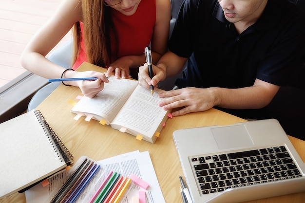 Concepto de educación. Estudiante, estudiar, brainstorming, campus, concepto Cerca de los estudiantes que discuten su tema en libros o libros de texto. Enfoque selectivo.