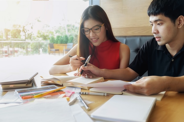 Concepto de educación. Estudiante, estudiar, brainstorming, campus, concepto Cerca de los estudiantes que discuten su tema en libros o libros de texto. Enfoque selectivo.