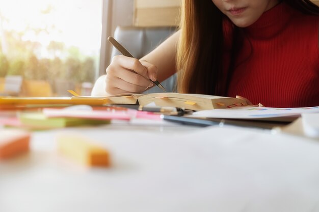 Concepto de educación. Estudiante, estudiar, brainstorming, campus, concepto Cerca de los estudiantes que discuten su tema en libros o libros de texto. Enfoque selectivo.