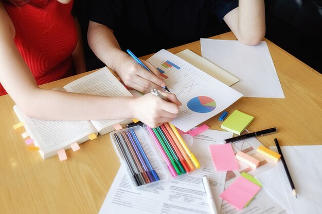 Concepto de educación. Estudiante, estudiar, brainstorming, campus, concepto Cerca de los estudiantes que discuten su tema en libros o libros de texto. Enfoque selectivo.