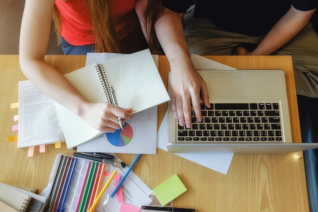 Concepto de educación. Estudiante, estudiar, brainstorming, campus, concepto Cerca de los estudiantes que discuten su tema en libros o libros de texto. Enfoque selectivo.