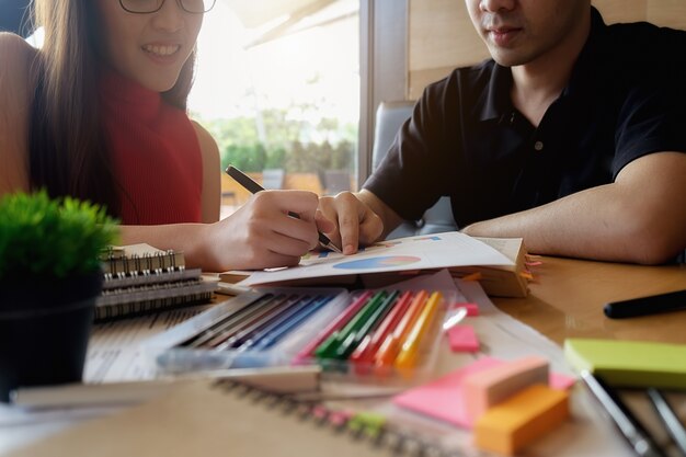 Concepto de educación. Estudiante, estudiar, brainstorming, campus, concepto Cerca de los estudiantes que discuten su tema en libros o libros de texto. Enfoque selectivo.