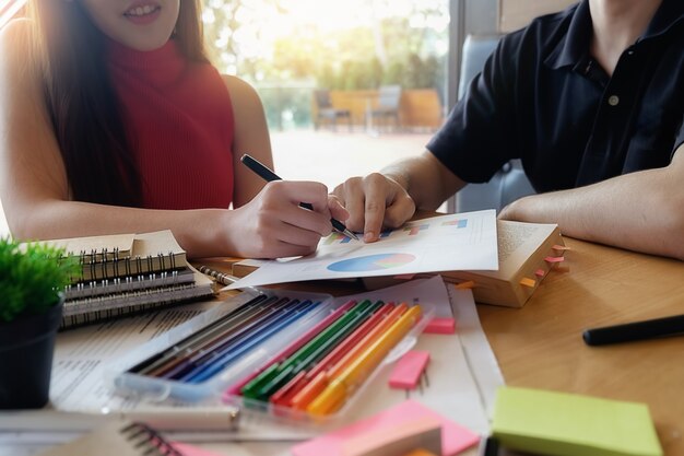 Concepto de educación. Estudiante, estudiar, brainstorming, campus, concepto Cerca de los estudiantes que discuten su tema en libros o libros de texto. Enfoque selectivo.