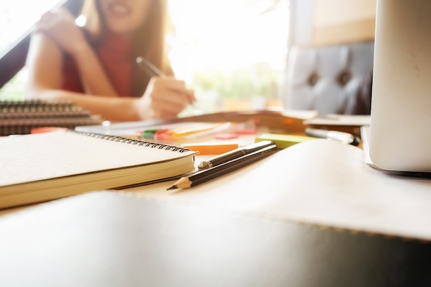 Foto gratuita concepto de educación. estudiante, estudiar, brainstorming, campus, concepto cerca de los estudiantes que discuten su tema en libros o libros de texto. enfoque selectivo.