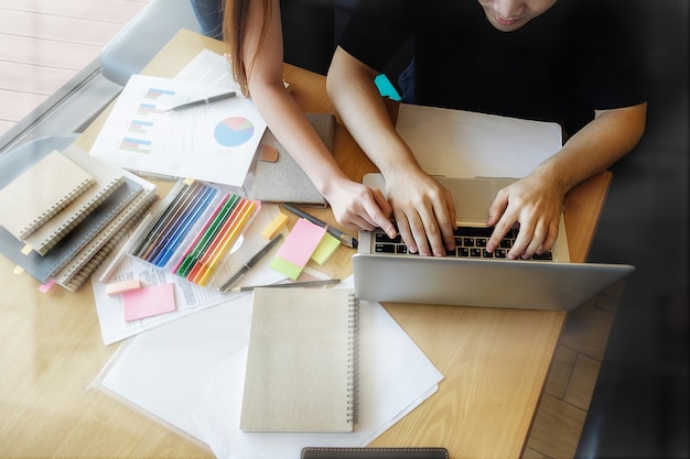 Concepto de educación. Estudiante, estudiar, brainstorming, campus, concepto Cerca de los estudiantes que discuten su tema en libros o libros de texto. Enfoque selectivo.