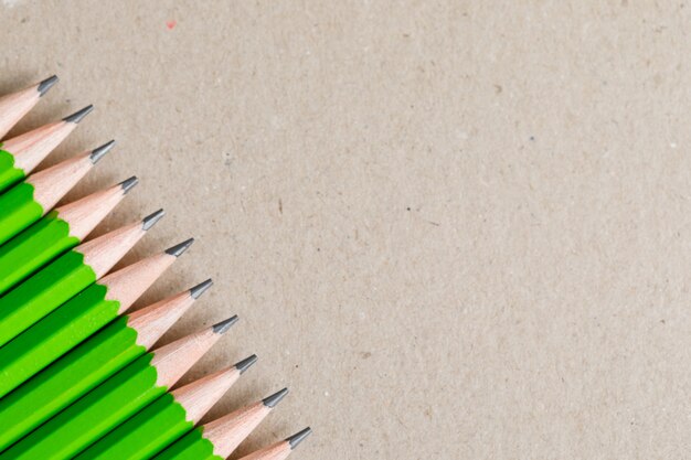 Concepto de educación y pintura con lápices ordinarios sobre papel.
