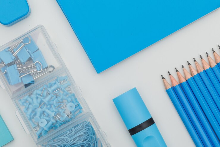 Foto gratuito concepto de educación con útiles escolares en blanco.