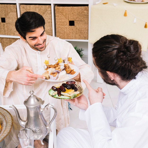 Concepto de eid-al fitr con amigos comiendo