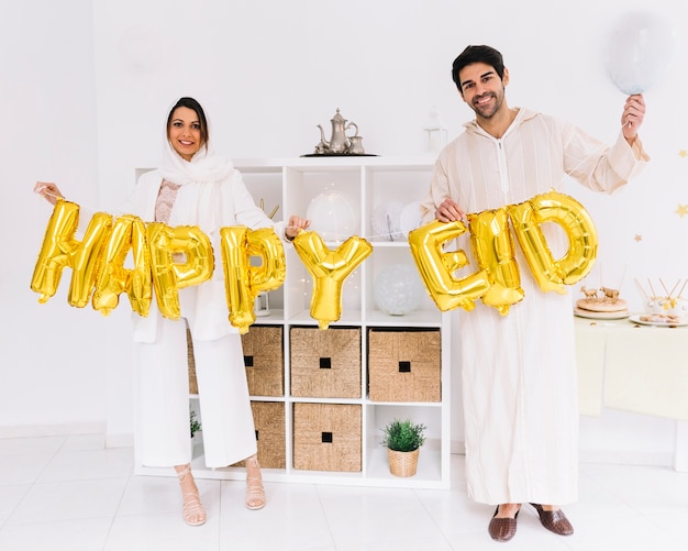 Foto gratuita concepto de eid al-fitr con amigos enseñando letras