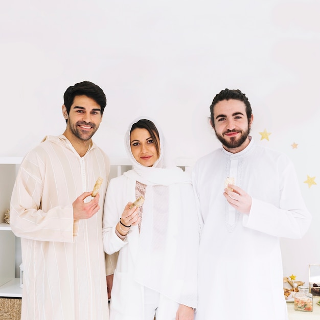 Concepto de eid al-fitr con grupo de amigos