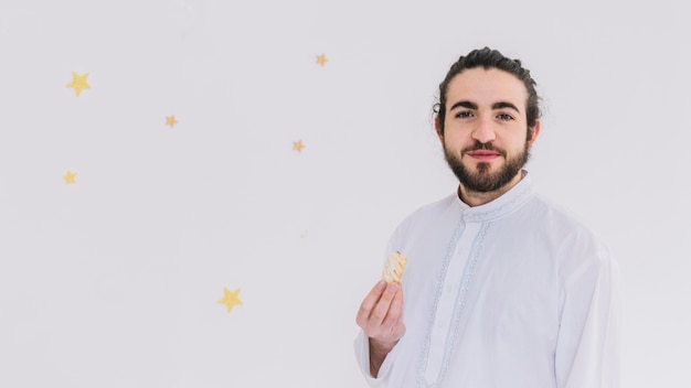 Foto gratuita concepto de eid al-fitr con hombre y copyspace