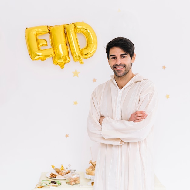 Concepto de eid al-fitr con hombre musulmán